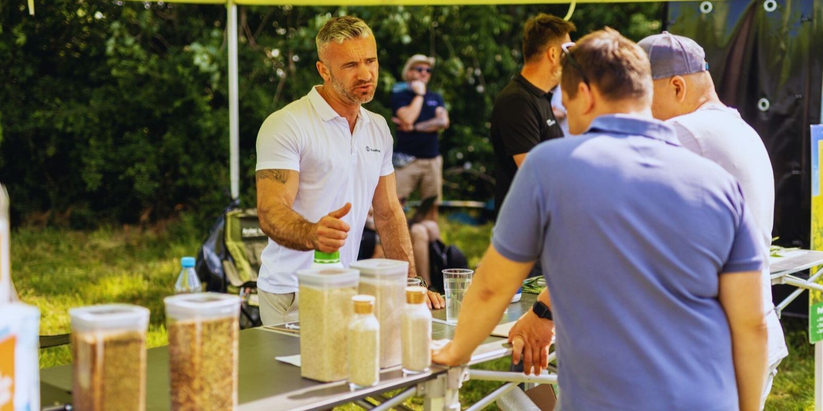 Zielone pola namiot z pokazami skuteczności działania produktów firmy Osadkowski