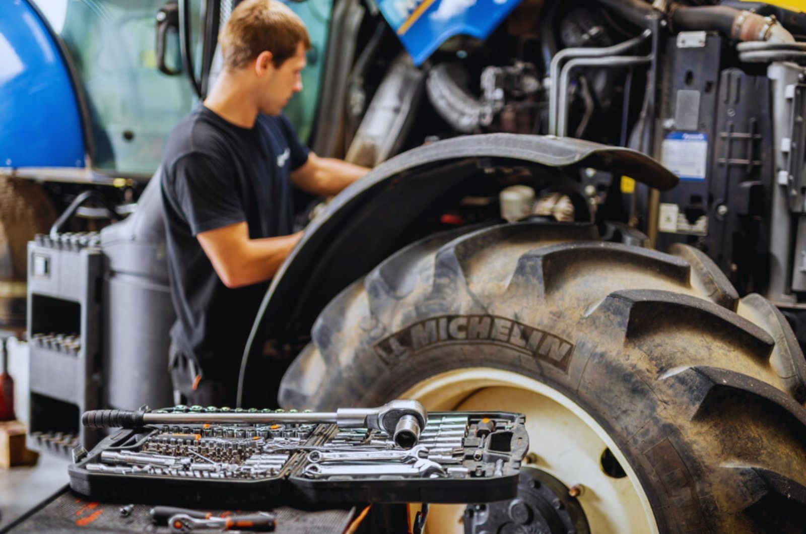 Konserwacja maszyn rolniczych – jak dbać o maszyny w trakcie i po sezonie?