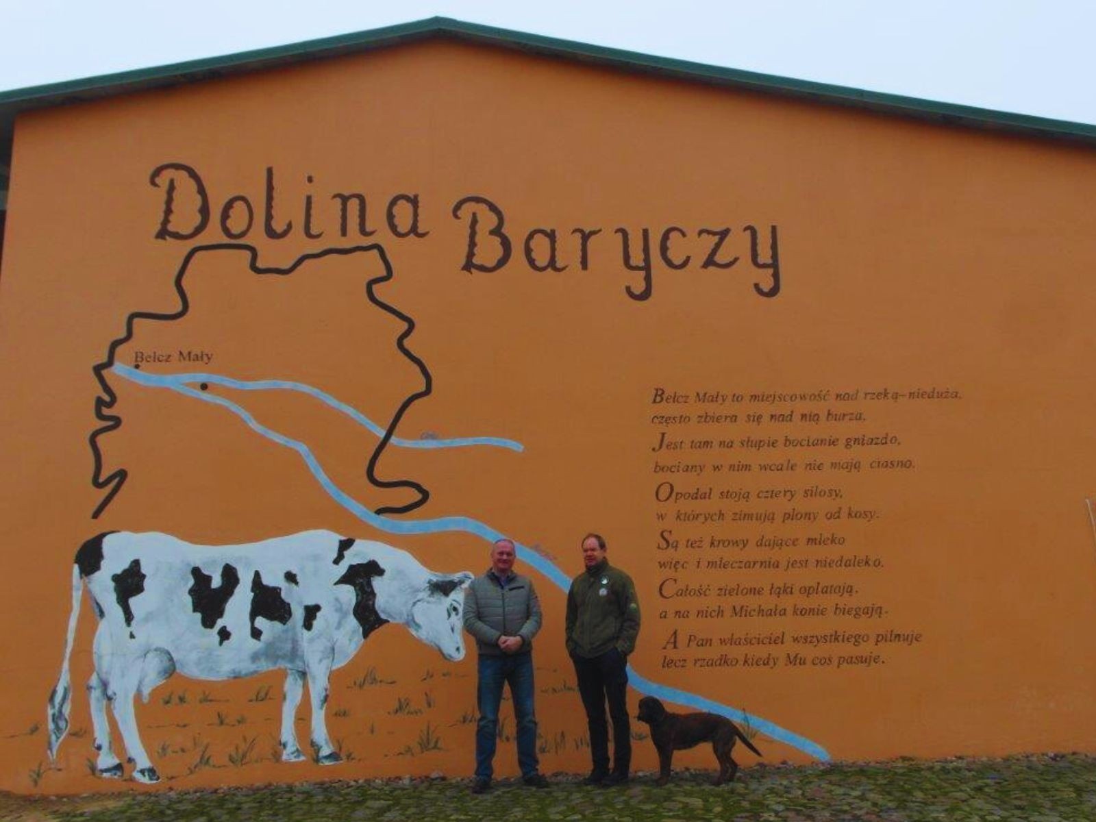 Na jednym z budynków wiersz napisany przez syna